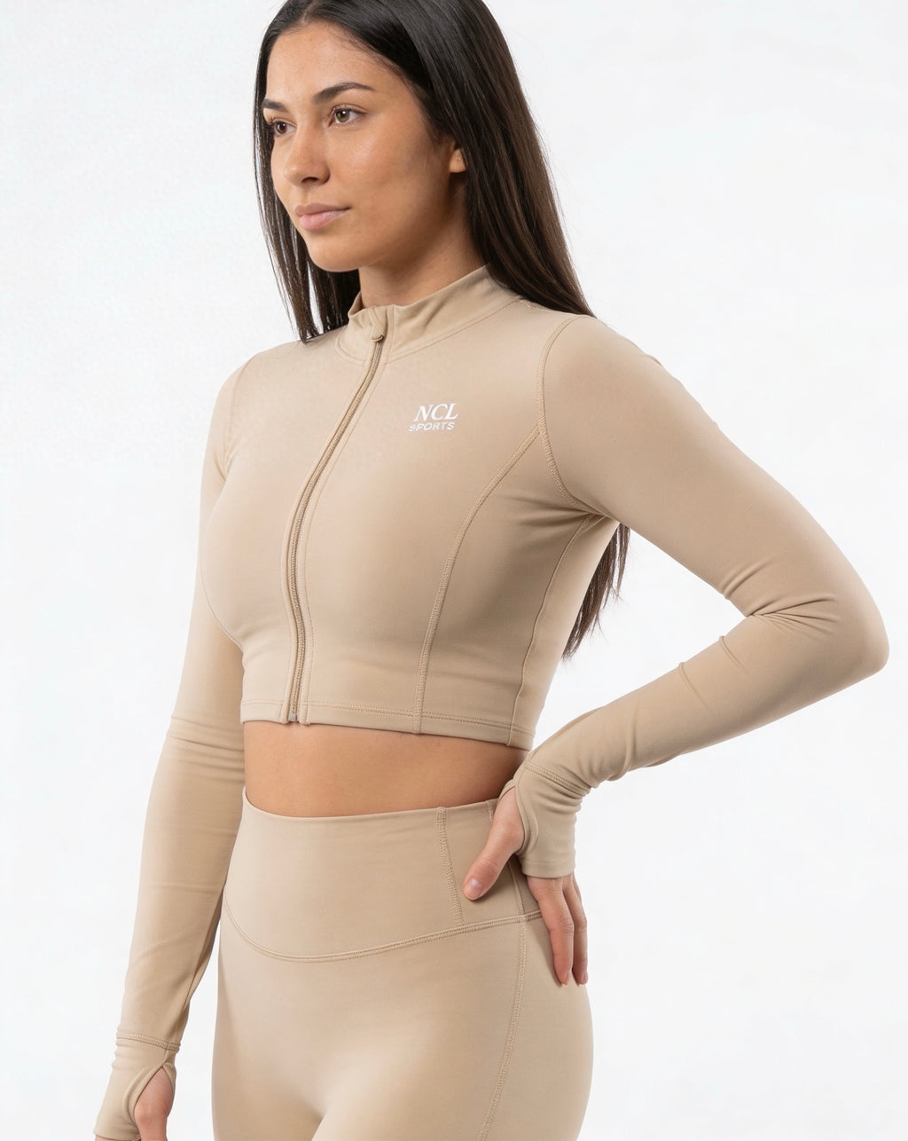 Kurze Gym-Jacke mit Reißverschluss und Daumenlöchern.