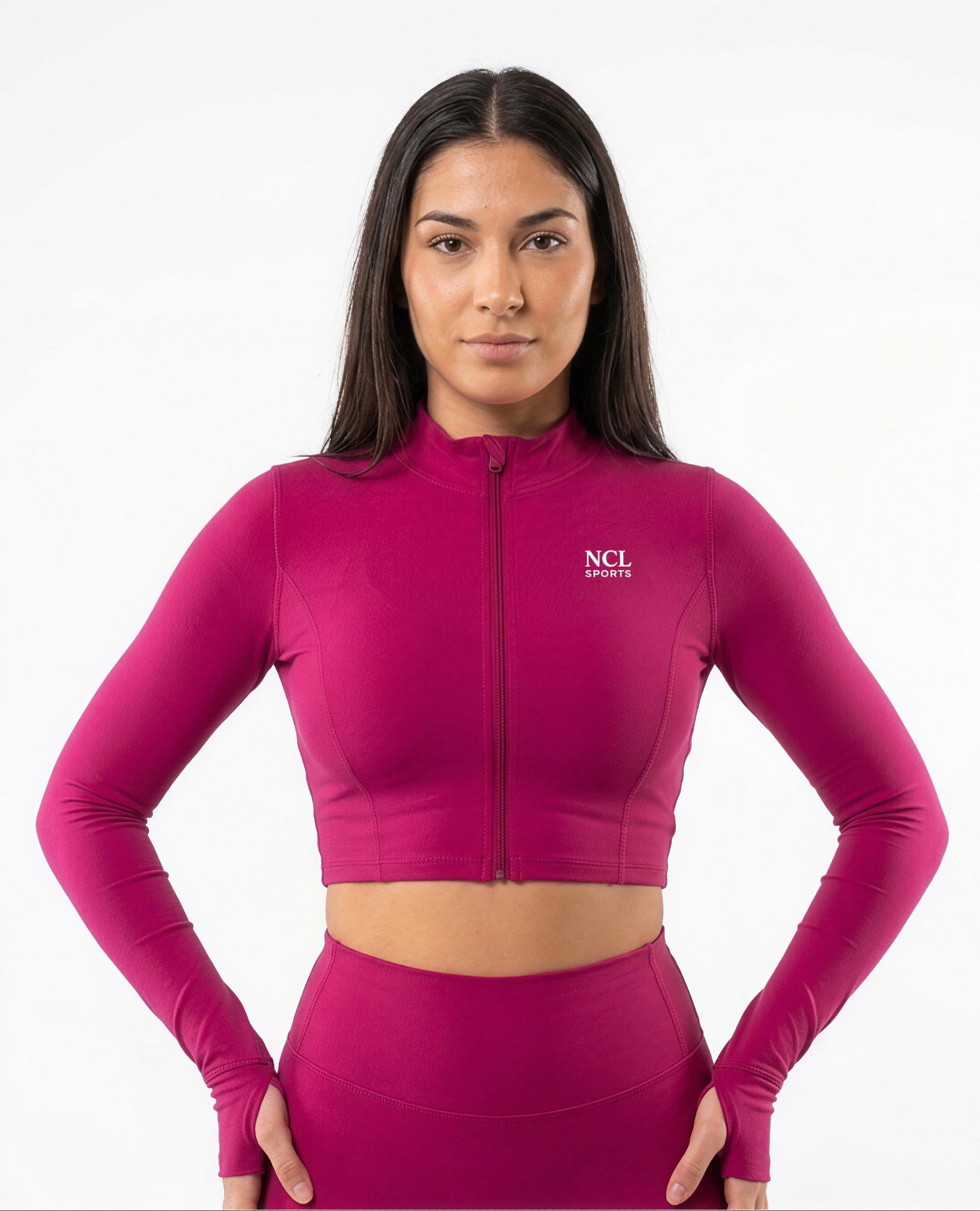 Kurze Gym-Jacke mit Reißverschluss und Daumenlöchern.